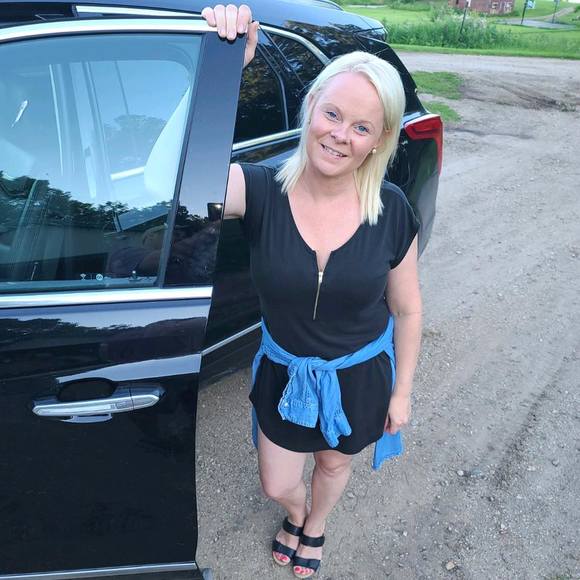 Profile Picture of Leah Schurman (@lschurman) on Poshmark