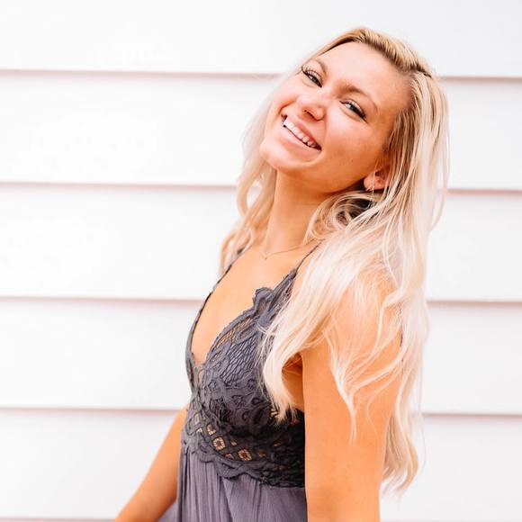 Hannah Ellerbrook - Poshmark Profile Picture of Hannah Ellerbrook (@hellerbrook) on Poshmark