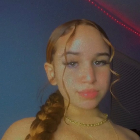 Profile Picture of Amy Padron (@amyomg145) on Poshmark