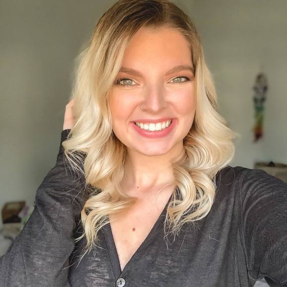 Profile Picture of Taylor Renfro (@taylorrenfro) on Poshmark