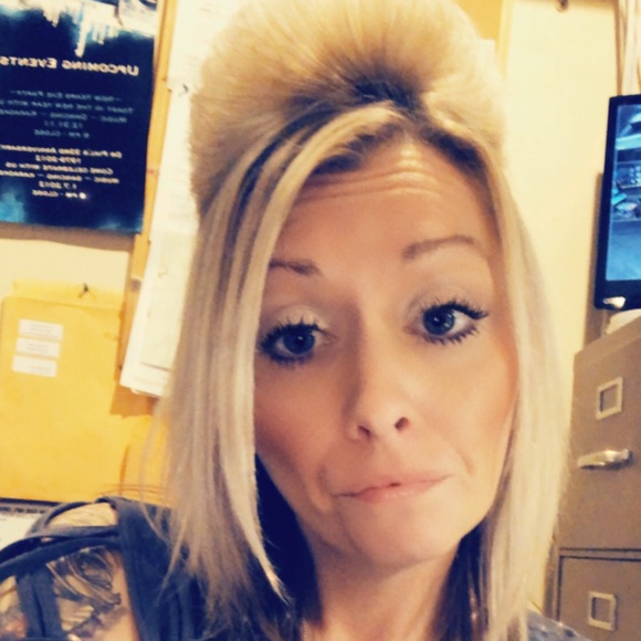 Profile Picture of Crystal Meyer (@pink2011322) on Poshmark