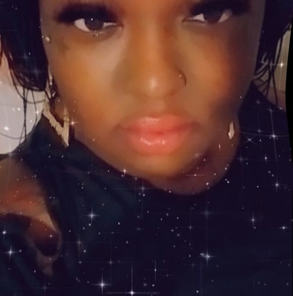 Profile Picture of Ashley Saulters (@ashleysaulters) on Poshmark