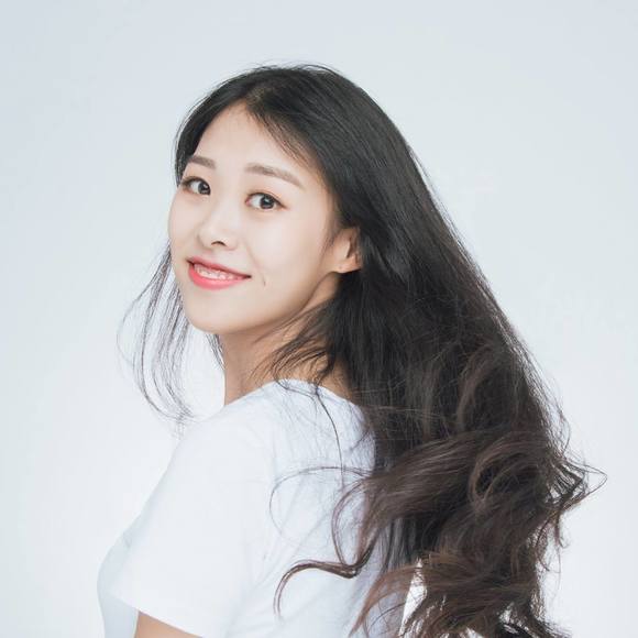 Profile Picture of Wei Zhang (@weizhangrebecca) on Poshmark