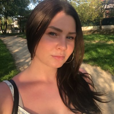 Profile Picture of Eva  🌹 (@Poujade_E) on Twitter