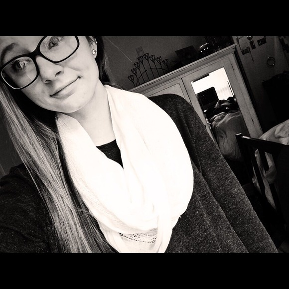 Hannah Alphin - Poshmark Profile Picture of Hannah Alphin (@hannahalphin_) on Poshmark