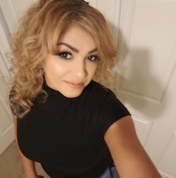 Profile Picture of Laura Centeno morales (@lauramorales226) on Poshmark