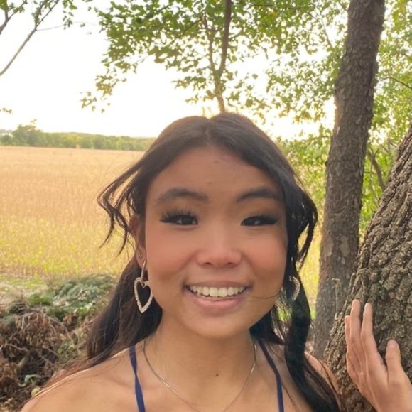 Profile Picture of Sarah Loecher (@sarah_loecher) on Poshmark