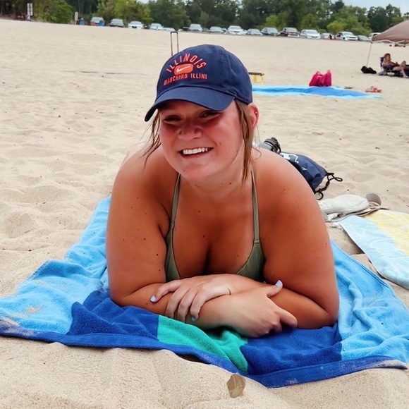 Molly Sheahan - Poshmark Profile Picture of Molly Sheahan (@mollyysheahan) on Poshmark