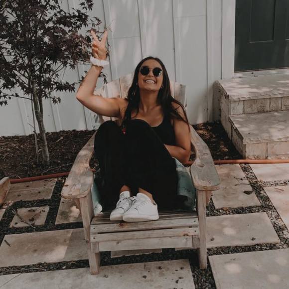 Kat Bluett - Poshmark Profile Picture of Kat Bluett (@bluett1) on Poshmark