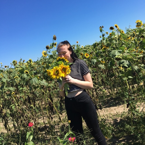 Profile Picture of Alexa Panici (@alexaraepan) on Poshmark