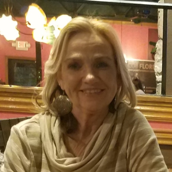 Profile Picture of Vhonda Davidson (@vnelll) on Poshmark