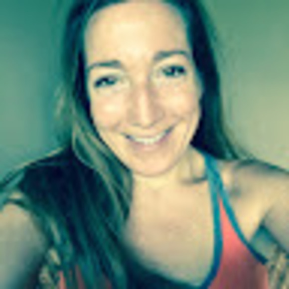Profile Picture of Amanda Pollock (@mandaspollock) on Poshmark
