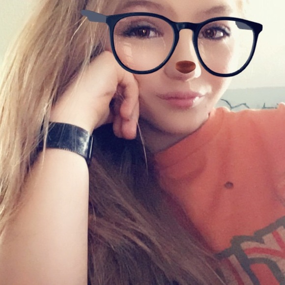 Profile Picture of Taylor Bright (@tib1221) on Poshmark