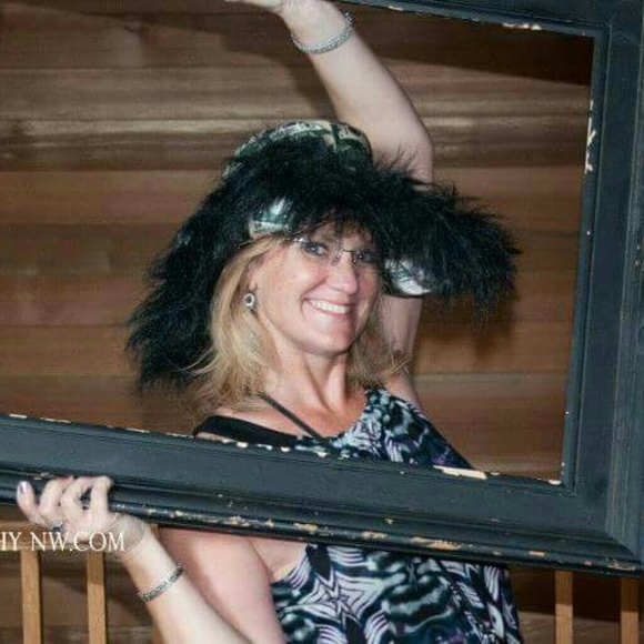 Profile Picture of Lisa Draper (@lisagdraper) on Poshmark