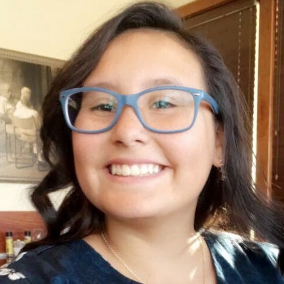 Profile Picture of Danielle Flores (@danielleflor622) on Poshmark