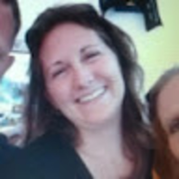 Profile Picture of Jadelle Comitz (@jadellecomitz) on Poshmark