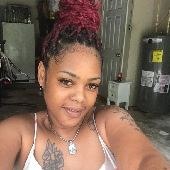 Krystal Poole - Poshmark Profile Picture of Krystal Poole (@tinkerbelle325) on Poshmark