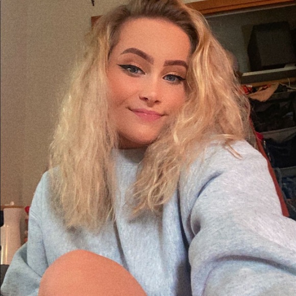 Profile Picture of Casey Wells (@caseyywellssx) on Poshmark