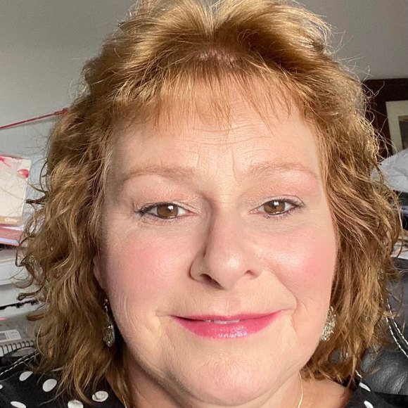 Profile Picture of Jen Randall (@jenrandall556) on Poshmark