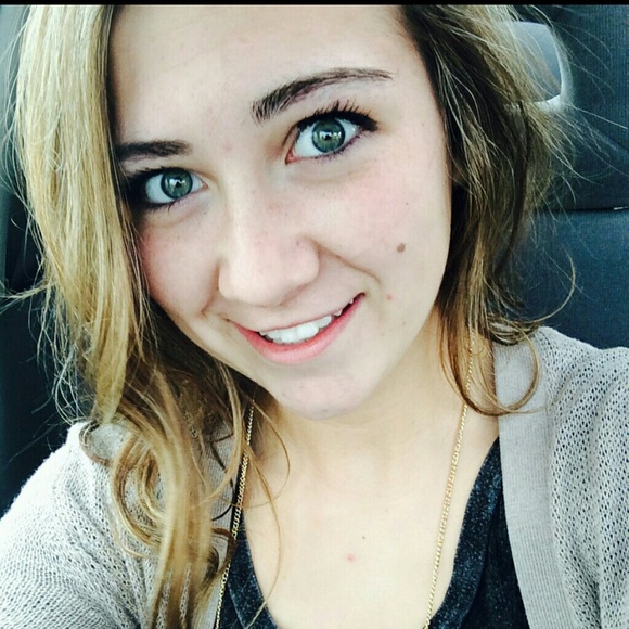 Profile Picture of April Hansen (@april_aletta) on Poshmark