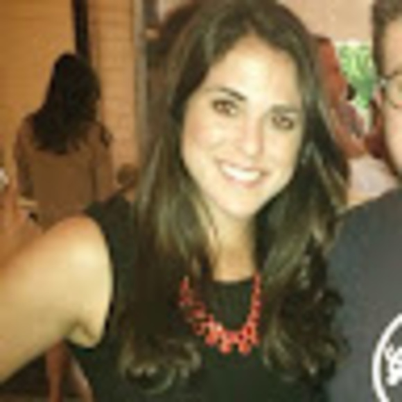 Profile Picture of Arielle Hart (@ariellefine) on Poshmark