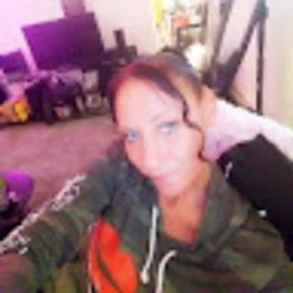 Profile Picture of Crystal Gragg (@crystalgragg1) on Poshmark