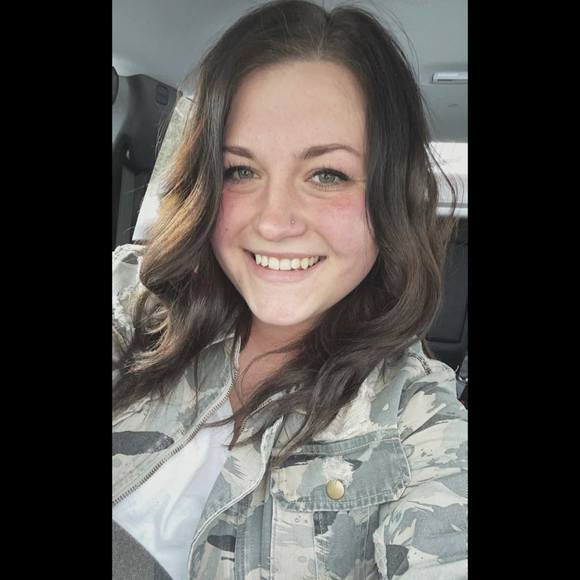 Profile Picture of Madisyn Schendel (@madisynschendel) on Poshmark