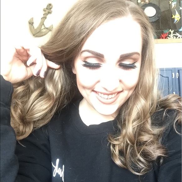 Profile Picture of Nicole Knickerbocker (@knickcole112) on Poshmark