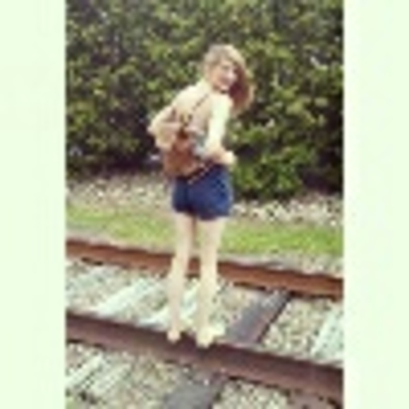 Profile Picture of Julia Pilch (@julielily) on Poshmark