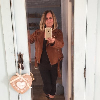 Profile Picture of Mel Jones 🏄‍♀️ (@mrs_m_jones) on Twitter