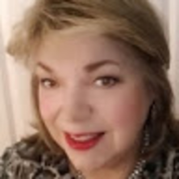 Profile Picture of Lis Genco (@gencoelishop) on Poshmark