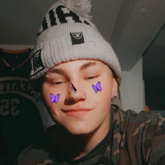 Profile Picture of Jaymen White (@jaymenlee2004) on Poshmark