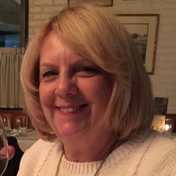 Profile Picture of Debbie Arnold (@fashionst8ment) on Poshmark