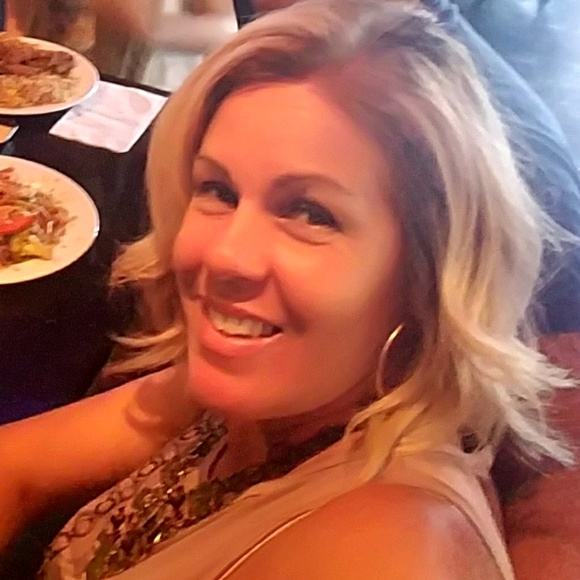 Profile Picture of Danielle Dinardi (@ddinardi123) on Poshmark