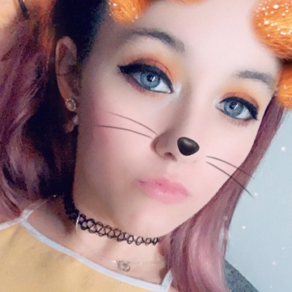 Profile Picture of Alix Stotlar (@stotlaralix) on Poshmark