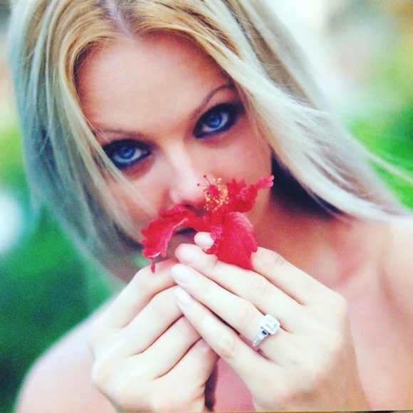 Profile Picture of Jessica Halphen (@jessicahalphen) on Poshmark