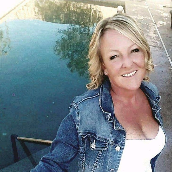 Profile Picture of Crystal Connor (@csconnor) on Poshmark