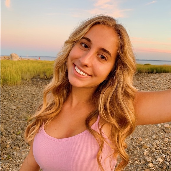 Profile Picture of Lily Svec (@lily_svec) on Poshmark