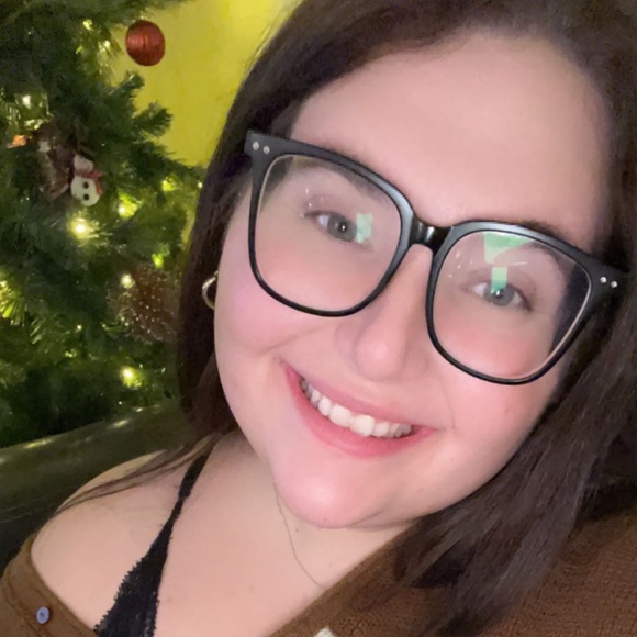 Profile Picture of Brianna Lauterwasser (@beehappy100) on Poshmark