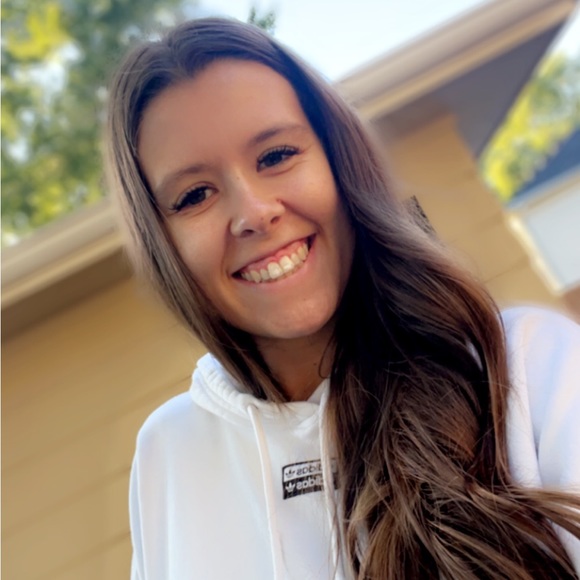 Profile Picture of Allisa Pinney (@allisab20) on Poshmark