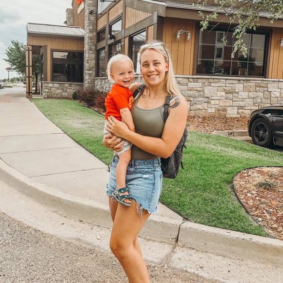 Profile Picture of Danielle Linn (@daniellenlinn) on Poshmark