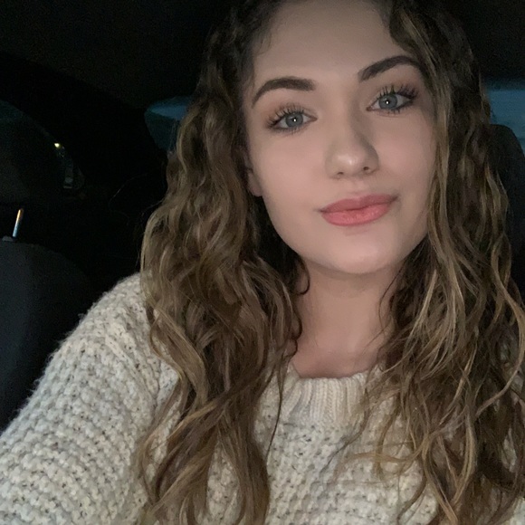 Profile Picture of Celeste Holloman (@cece_holl) on Poshmark