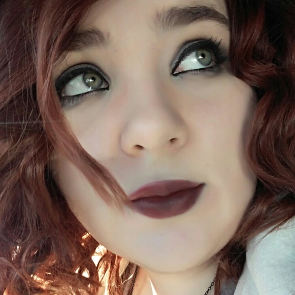 Profile Picture of Miranda Simons (@ravagedgrace) on Poshmark