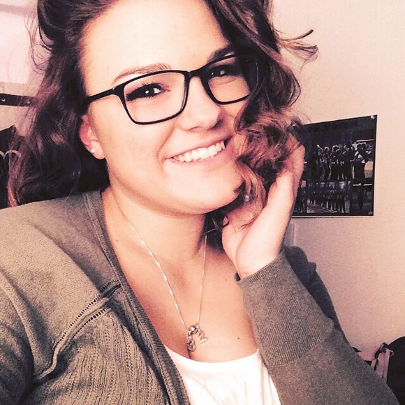 Profile Picture of Julie Brozena (@jbrozena) on Poshmark