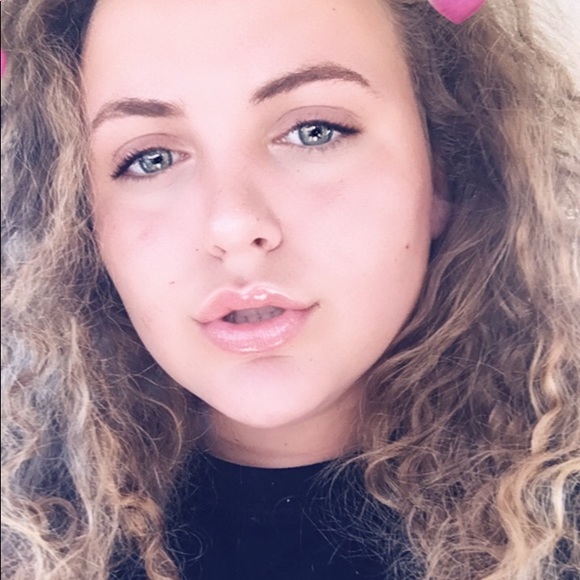 Allison Melgard - Poshmark Profile Picture of Allison Melgard (@allison_melgard) on Poshmark