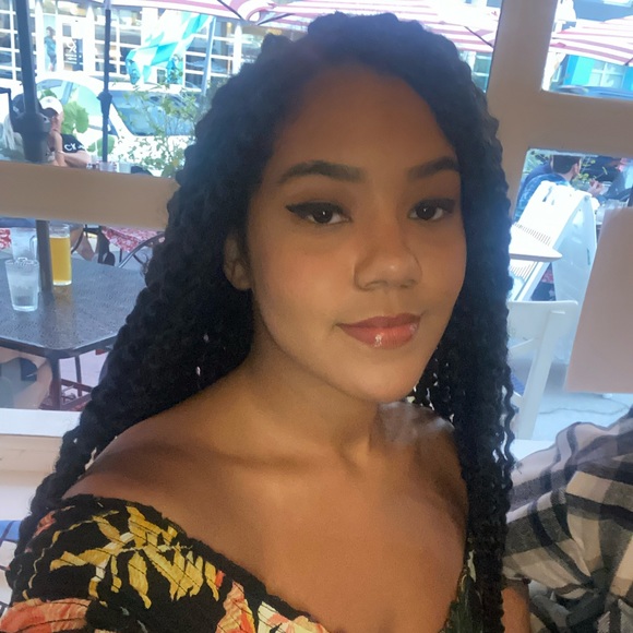 Profile Picture of Alyssa Shaw (@funkygems) on Poshmark