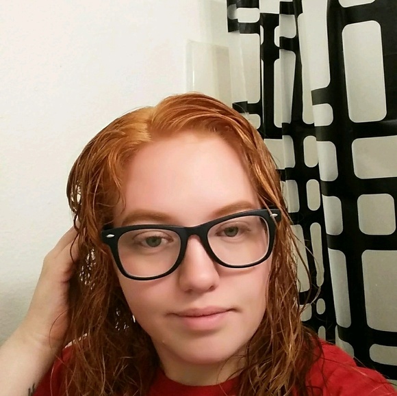 Profile Picture of Danielle Rivera (@djmachi) on Poshmark