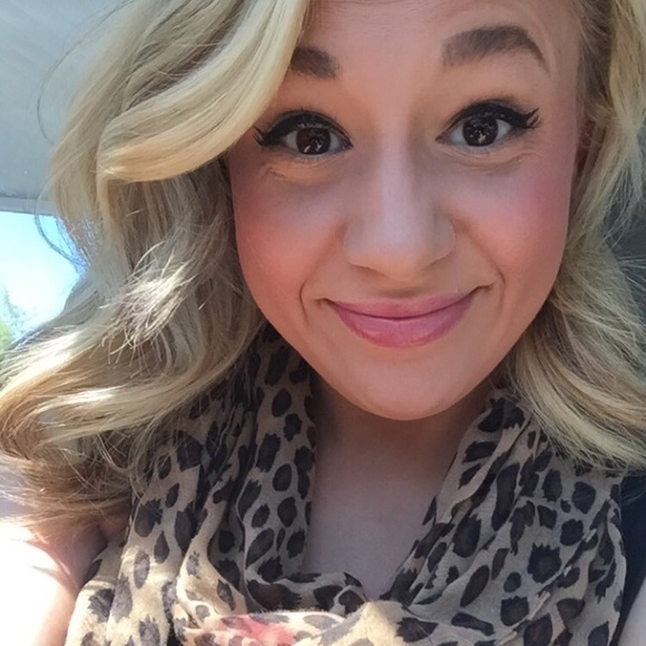 Profile Picture of Cecily Mitchell (@ccecilyann) on Poshmark