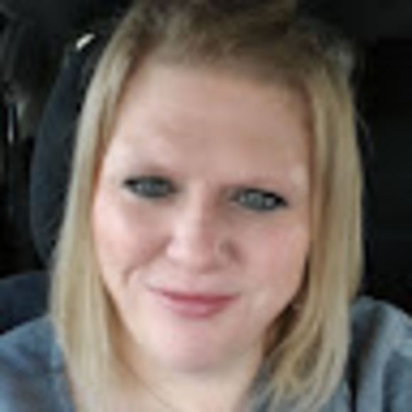 Profile Picture of Lisa Calvert (@lisawbling) on Poshmark