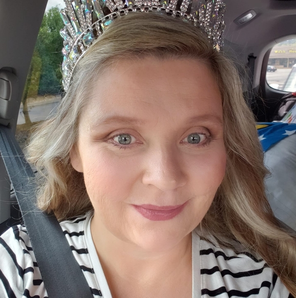 Profile Picture of Amanda Wagner (@mandi4615) on Poshmark